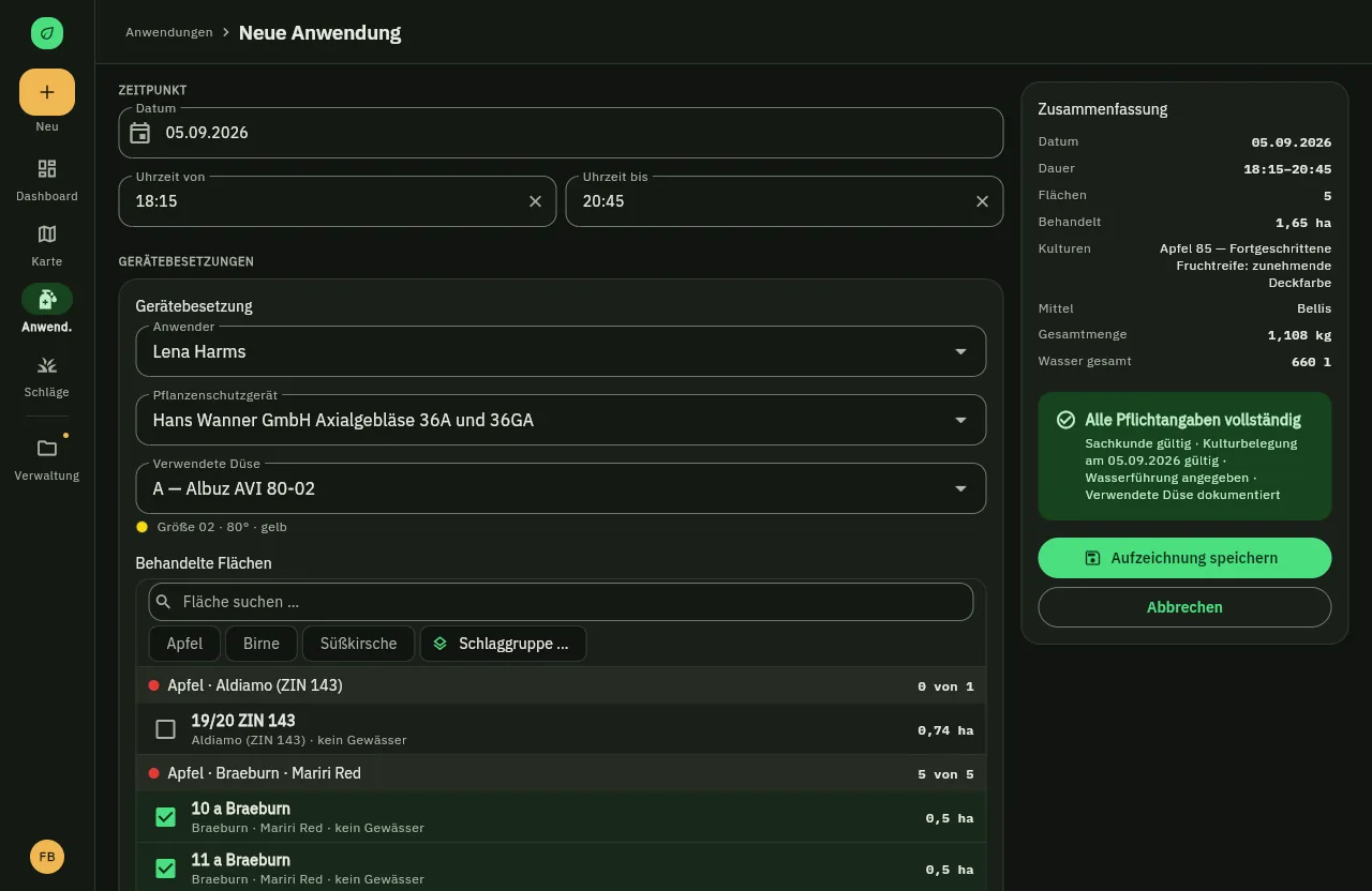 Neue Anwendung am Laptop: links das Formular mit Gerät, Düse und Flächen, rechts die Zusammenfassung mit der Bestätigung „Alle Pflichtangaben vollständig“.