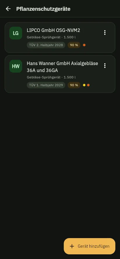 Geräteliste auf dem Smartphone: zwei Sprühgeräte mit TÜV-Termin, Abdriftminderungsklasse und farbigen Düsenpunkten.